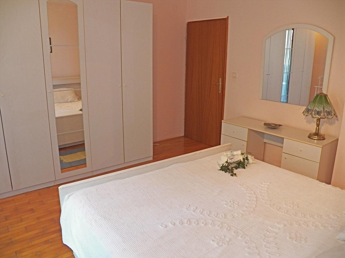 House Dubravka 1946 Apartment