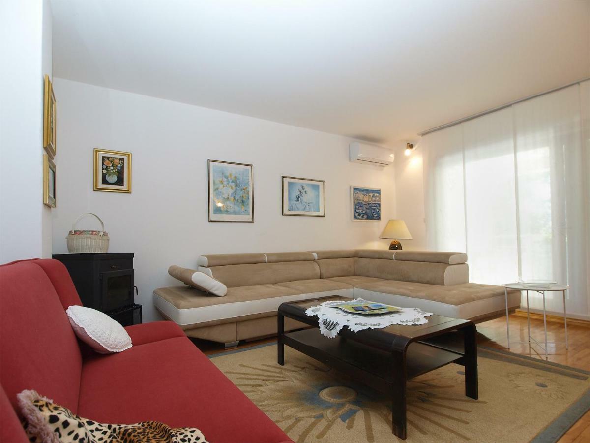 Apartment House Dubravka 1946 *